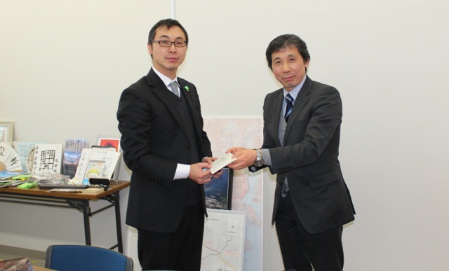 陸前高田市 久保田崇副市長(左)と 弊社取締役 山本晃裕(右)